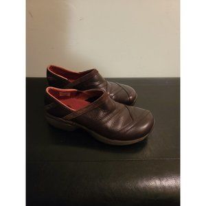 Womans Merrell Brown Leather Clogs Sz 7.5